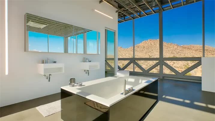 Bồn ngâm và bồn rửa của phòng ngủ chính (Ảnh: CNBC)