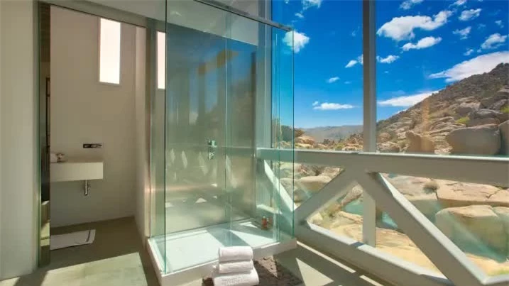 Một phòng tắm đứng view tuyệt đẹp trong căn nhà (Ảnh: CNBC)