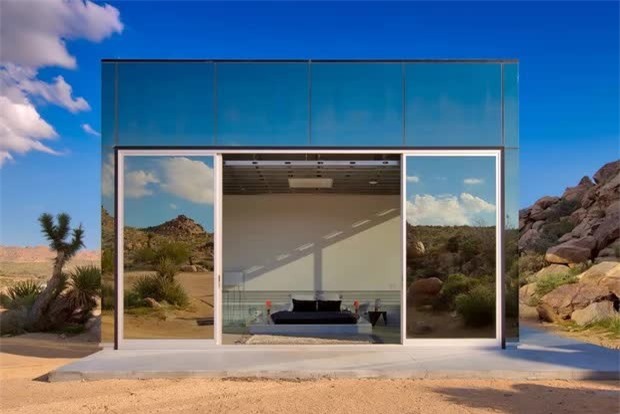 Những người ở trong nhà có thể tận hưởng hoàng hôn tuyệt đẹp của sa mạc từ phòng ngủ chính. (Ảnh: CNBC)