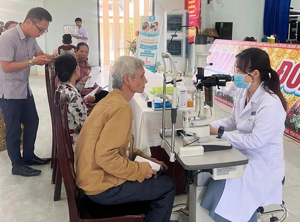 Các bác sĩ Bệnh viện Mắt Việt An Đà Nẵng khám tầm soát mắt miễn phí cho người dân thị trấn Nam Phước (huyện Duy Xuyên, Quảng Nam) ngày 11/11.