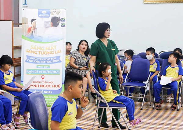 Bệnh viện Mắt Việt An Đà Nẵng tổ chức khám tầm soát mắt miễn phí cho học sinh Trường tiểu học Huỳnh Ngọc Huệ (quận Thanh Khê, Đà Nẵng).