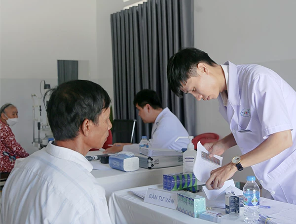 Người dân đến khám tầm soát mắt miễn phí tại Phòng Khám PHAOLÔ được các bác sĩ Bệnh viện Mắt Việt An Đà Nẵng tư vấn và cấp phát thuốc miễn phí.