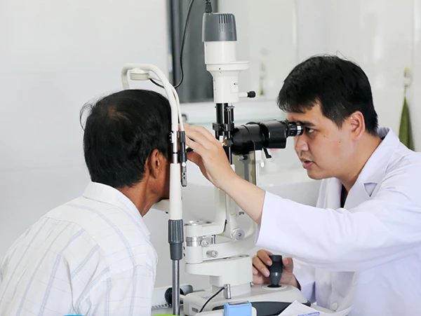 Bệnh viện Mắt Việt An Đà Nẵng khám tầm soát mắt và cấp thuốc miễn phí cho bệnh nhân có nhu cầu tại Phòng Khám PHAOLÔ (xã Hòa Sơn, huyện Hòa Vang, TP Đà Nẵng)