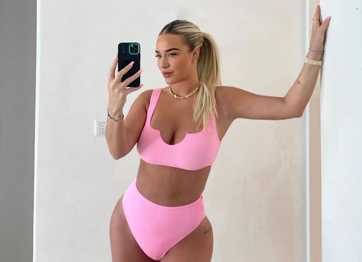 Vẻ ngoài hoàn mỹ của nàng WAG từng 'đá cặp' với 2 cựu sao Man City