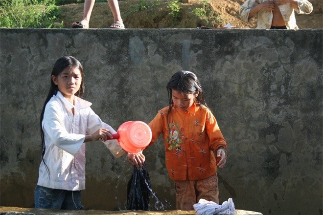 Trẻ em uống nước giếng thần mà không cần đun sôi Trẻ em uống nước giếng thần mà không cần đun sôi