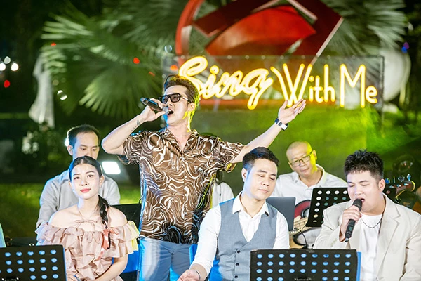Nghệ sĩ Quang Hào và các ca sĩ, nhạc công Nhà hát Trưng Vương Đà Nẵng "cháy" hết mình trong đêm nhạc "Tự tình".