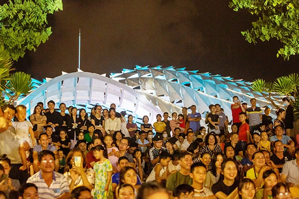 Đông đảo khán giả đến Công viên APEC tối 11/11 để thưởng thức đêm nhạc "Tự tình"