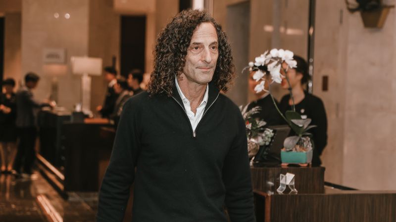 HOT: Huyền thoại saxophone Kenny G đã tới Hà Nội