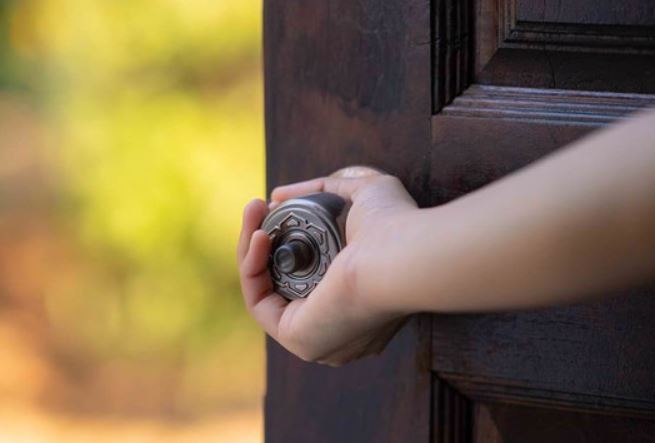 Mở cửa và nhìn thấy cầu thang có thể dẫn đến phá sản, phong thủy cửa nhà có 7 'kiêng kị' và giải pháp