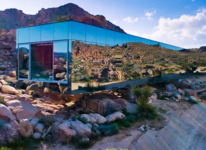 Khám phá 'ngôi nhà vô hình' 18 triệu USD nằm giữa sa mạc