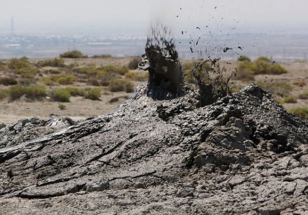 Núi lửa nhưng không phun dung nham, như có 'con vật giãy giụa chui ra khỏi mặt đất'