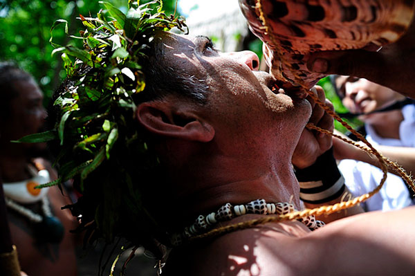 Ở hòn đảo xinh đẹp này có một bộ tộc kỳ lạ không thích mặc đồ, dùng thứ nhỏ xíu để che đi những bộ phận nhạy cảm