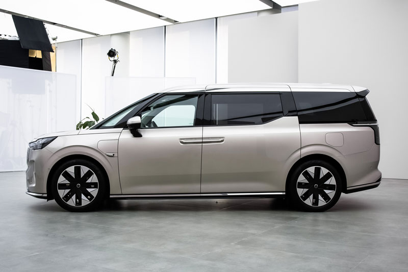 Volvo ra mắt 'chuyên cơ mặt đất' EM90 2024, giá gần 2,7 tỷ đồng