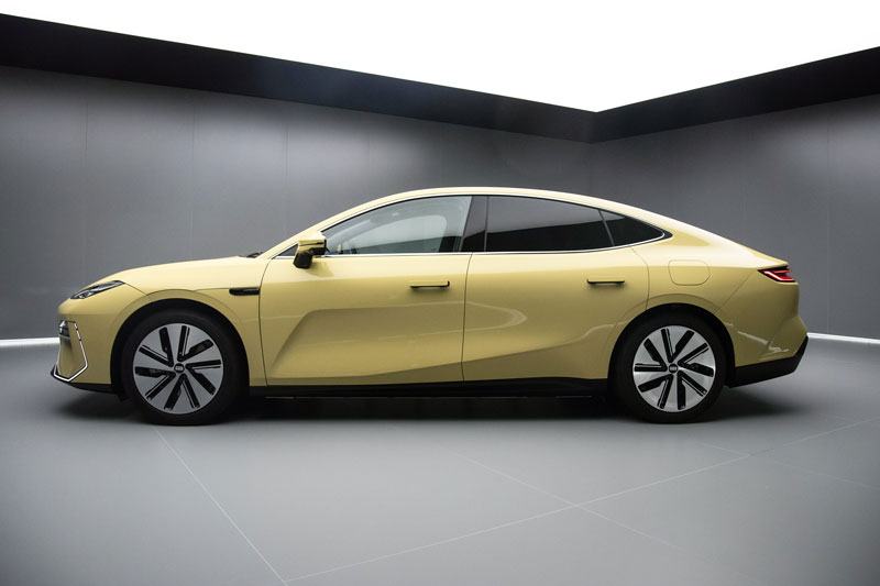 Xe sedan dài hơn 5 mét, công suất 645 mã lực, giá rẻ bất ngờ