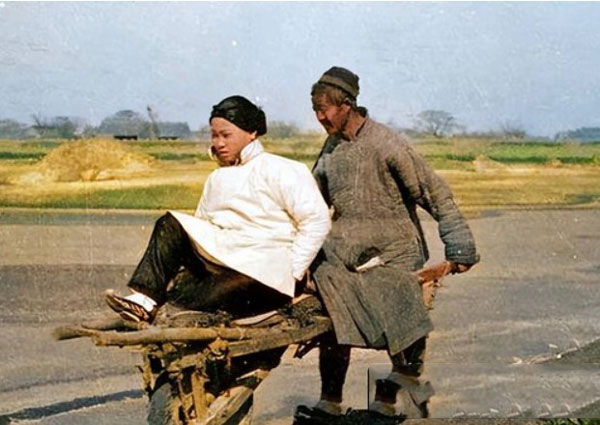 Thêm màu vào bộ ảnh cũ chụp phụ nữ thời Thanh, phát hiện một sự thật: Chỉ người giàu mới thích bó chân!