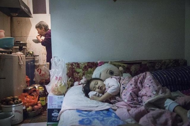 Giúp con trai chăm cháu 5 năm tôi mới nhận ra điều cay đắng: Có tiền chưa phải tất cả và cần biết buông tay để "bảo vệ" chính mình