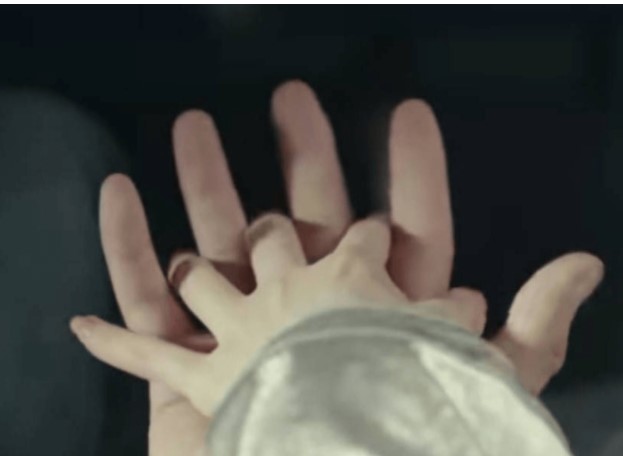 Mỹ nhân biến mọi bạn diễn nam thành 'người khổng lồ' nhờ bàn tay nhỏ như búp bê, nhan sắc được khen hàng đầu màn ảnh