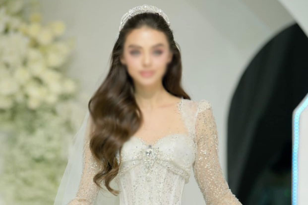 Vợ Tây của Bùi Tiến Dũng khoe nhan sắc nữ thần trên sàn catwalk, khác hẳn lúc ở nhà chồng