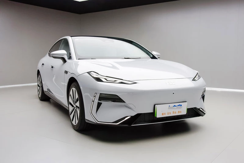 Khám phá chiếc xe sedan dài hơn 5 mét