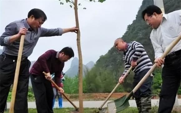 cổ nhân 1 cổ nhân, người xưa, các cụ dạy, người xưa dạy, Một sợ chó khóc nửa đêm, hai sợ gà bay lên mái, ba sợ liễu rậm trước mồ