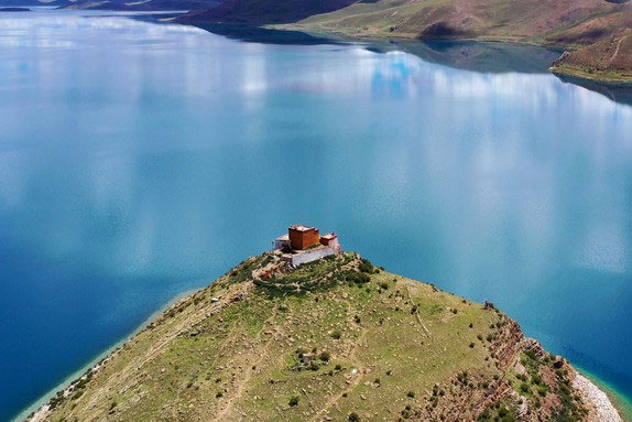 Khám phá ngôi chùa cô đơn nhất thế giới ở Tây Tạng