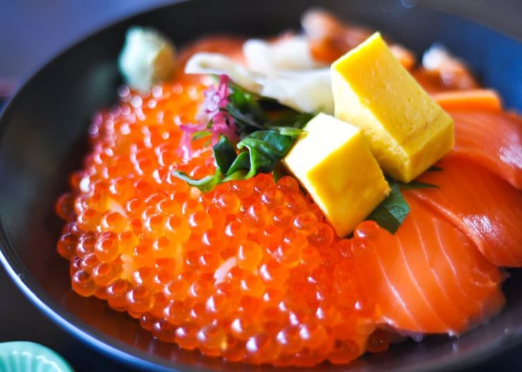 Dù đắt đỏ, người Nhật vẫn tranh nhau mua thực phẩm đầu mùa vì niềm tin xa xưa đến từ một tử tù