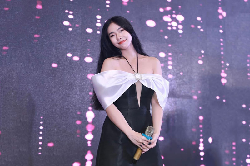 Mê mẩn với nhan sắc nữ ca sĩ 9x Sài Thành