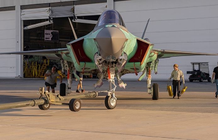 Quân sự thế giới hôm nay (13/11): Máy bay ném bom tàng hình hạt nhân B-21 Raider lần đầu bay thử nghiệm