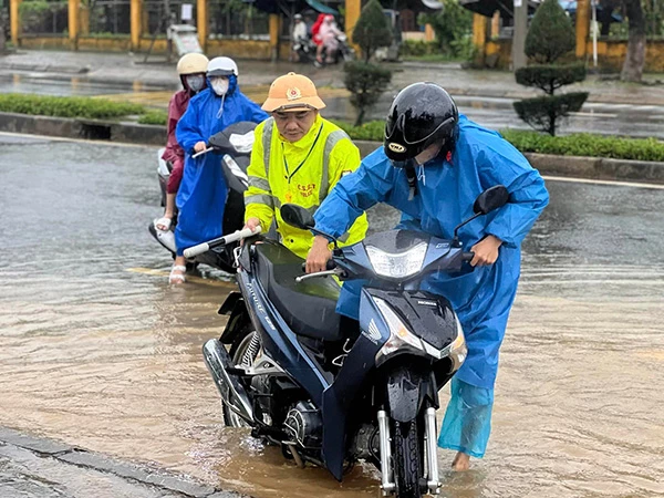 Công an Đà Nẵng ứng trực, hỗ trợ người dân tại các điểm xung yếu ngập úng do mưa lớn.