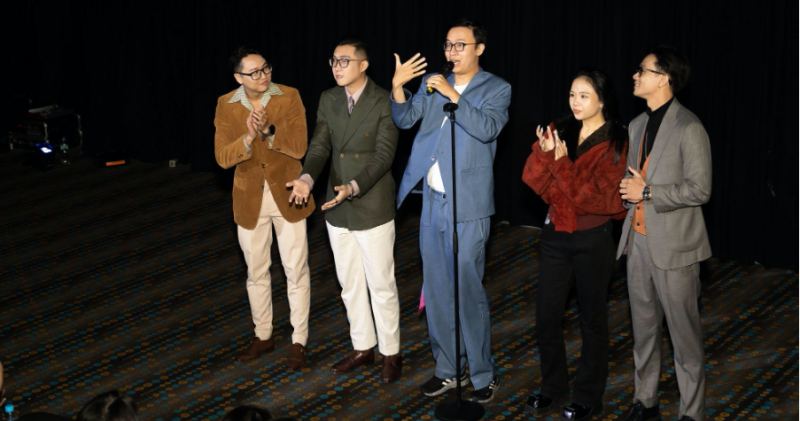 Gần 2000 khán giả phủ kín tour diễn hài độc thoại đầu tiên tại Úc