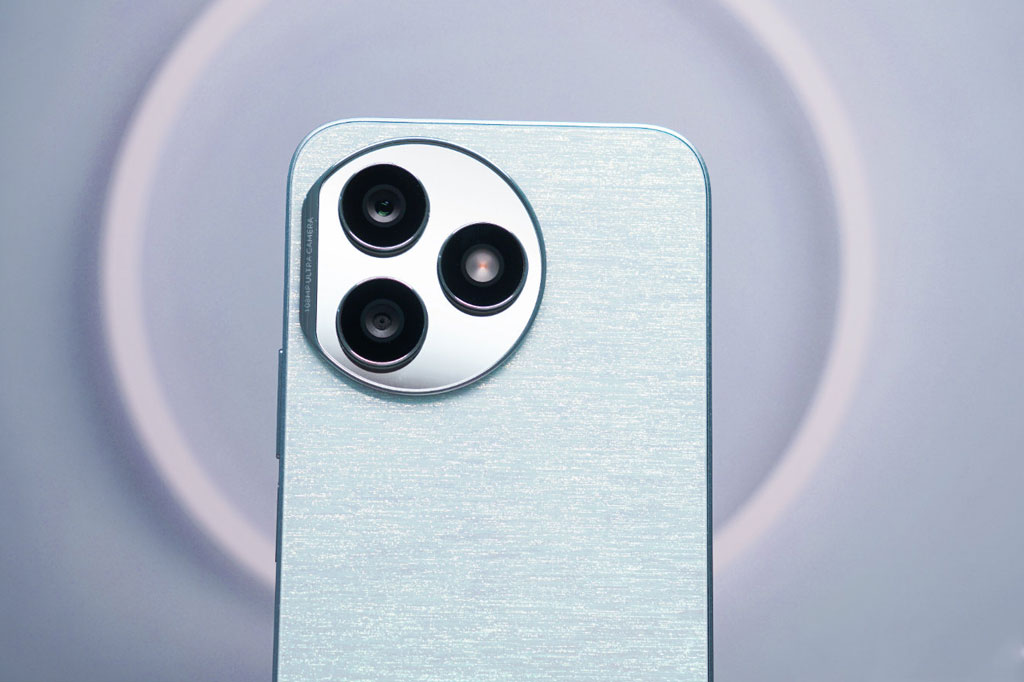 Smartphone siêu mỏng nhẹ, RAM 12 GB, giá 5,2 triệu đồng