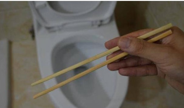 Nhét 2 chiếc đũa vào bồn cầu, tiết kiệm tiền trăm mỗi năm, tưởng nghịch dại nhưng rất thiết thực