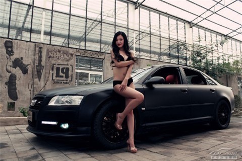 Mỹ nữ quyến rũ bên Audi A8L ảnh 10