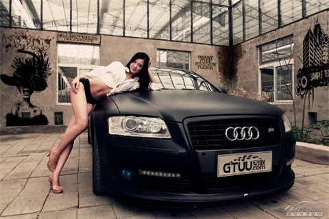 Mỹ nữ quyến rũ bên Audi A8L ảnh 6