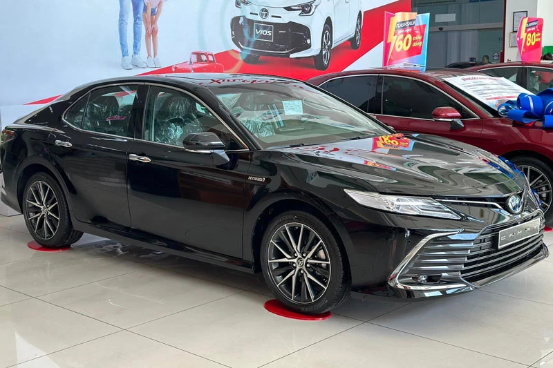 Toyota Camry vẫn là “vua doanh số” phân khúc xe sedan hạng D tại Việt Nam.