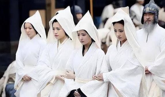 Tổ tiên dặn: 'Dù đói đến đâu, cũng đừng ăn đồ cúng ở mộ, dù mệt đến đâu cũng đừng ngồi trên đùi người khác', câu này có ý nghĩa gì?