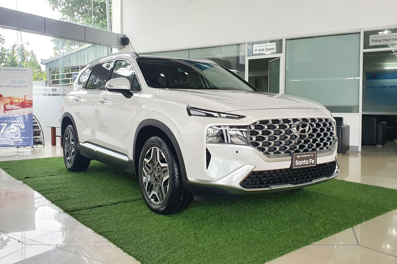 Hyundai Sante Fe bán chạy nhất phân khúc SUV hạng D tháng 10/2023