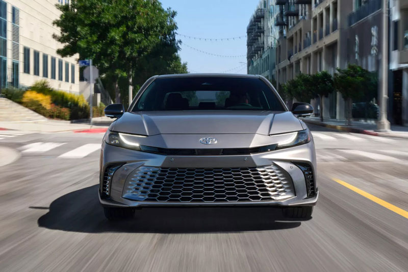 Toyota Camry 2025 ra mắt: Thiết kế ấn tượng, chỉ sử dụng động cơ hybrid, bỏ động cơ V6
