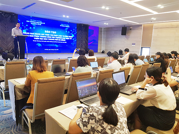 H&#xE0;ng l&#x1EAD;u, h&#xE0;ng gi&#x1EA3; &#x27;l&#x1ED9;ng h&#xE0;nh&#x27; khi&#x1EBF;n th&#x1B0;&#x1A1;ng m&#x1EA1;i &#x111;i&#x1EC7;n t&#x1EED; b&#xE1;n l&#x1EBB; kh&#xF3; ph&#xE1;t tri&#x1EC3;n