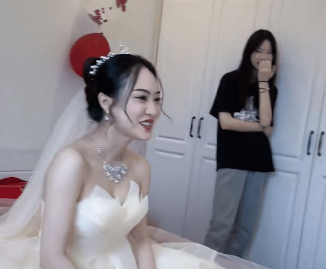 1 giờ đêm tân hôn chồng vẫn chưa về phòng, thấy cảnh trong phòng khách vợ có cảm xúc lẫn lộn