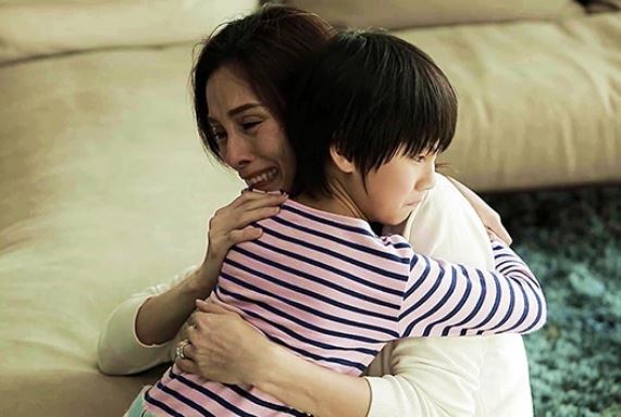 Tình cờ chứng kiến đứa trẻ 10 tuổi gào khóc vùng vẫy đòi về với bà nội, tôi sững sờ xé đơn ly hôn ngay trước cổng tòa rồi bỏ chạy về nhà