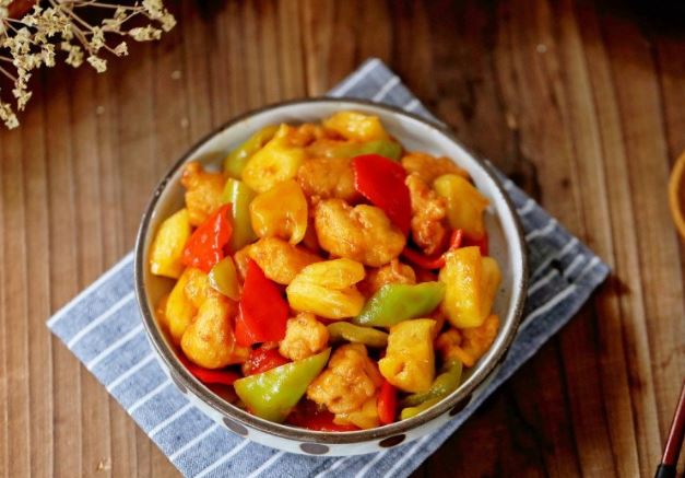 Gà luộc hay rang mãi cũng chán, đem sốt chua ngọt được món thơm nức, tốn cơm