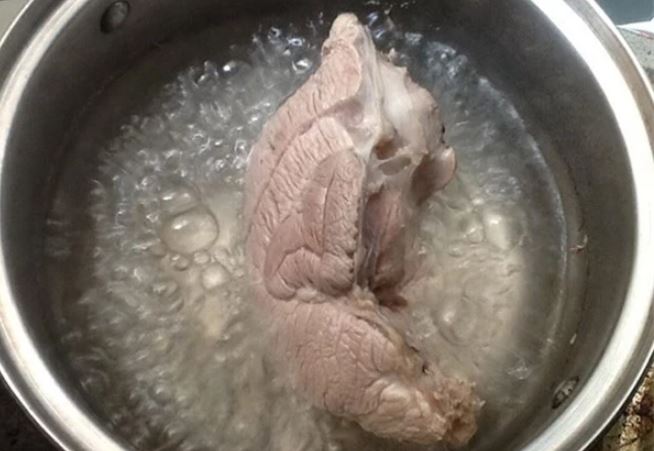 M&#x1EB9;o lu&#x1ED9;c th&#x1ECB;t heo &#x111;&#xF4;ng l&#x1EA1;nh kh&#xF4;ng h&#xF4;i, tr&#x1EAF;ng th&#x1A1;m, m&#x1EC1;m ng&#x1ECD;t