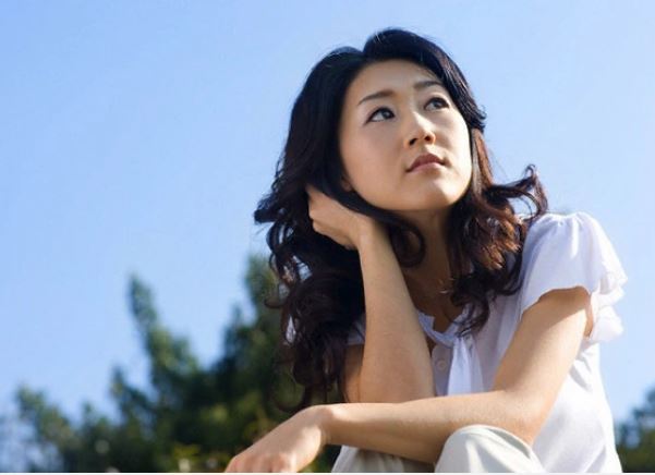 Từ tòa án bước ra, cầm trên tay phán quyết ly hôn, tôi ngơ ngẩn khi nghe anh nói: 'Anh nhớ em nói thích mẫu túi xách mới ra, đi nào, anh sẽ mua tặng em!'