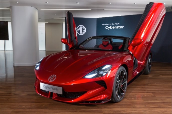 Xe mui trần thuần điện MG Cyberster có giá dự kiến từ 2,2 tỷ đồng tại Việt Nam, giao xe vào năm sau?
