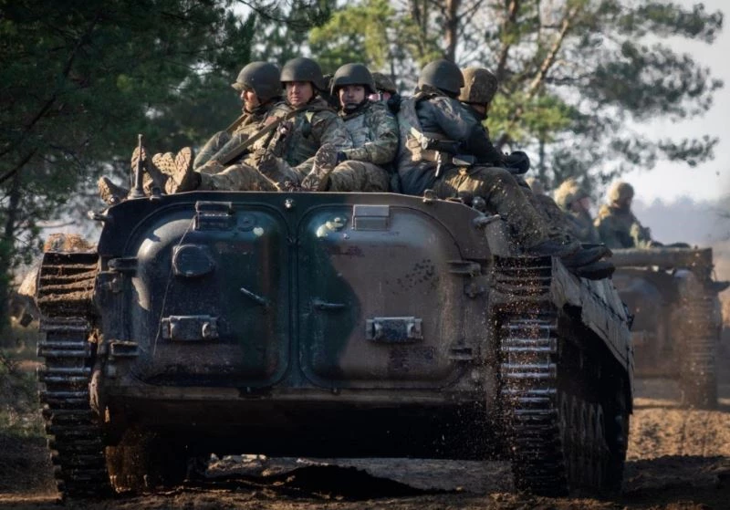 Binh sỹ Ukraine ngồi trên một xe thiết giáp. Ảnh: AP.