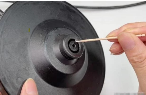 Cắm tăm vào ấm siêu tốc: Lợi ích tuyệt vời nhà ai cũng cần, tiết kiệm khoản lớn mỗi năm