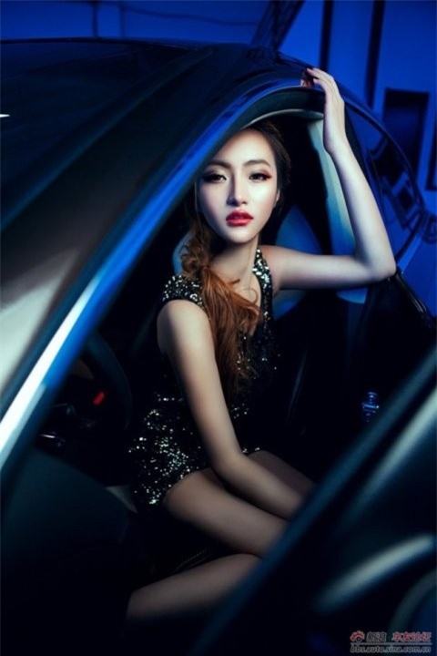 Mỹ nhân quyến rũ bên xế sang Audi ảnh 5