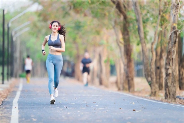 Nghe nhạc khi chạy bộ hiệu quả nhưng cũng có rủi ro, chị em cần lưu ý 3 điều này khi chọn tai nghe chạy bộ - 5