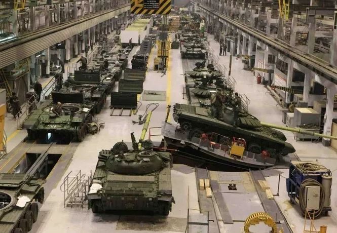 Nga đã tăng cường sản xuất xe bọc thép và các sản phẩm quân sự khác đến mức nào?